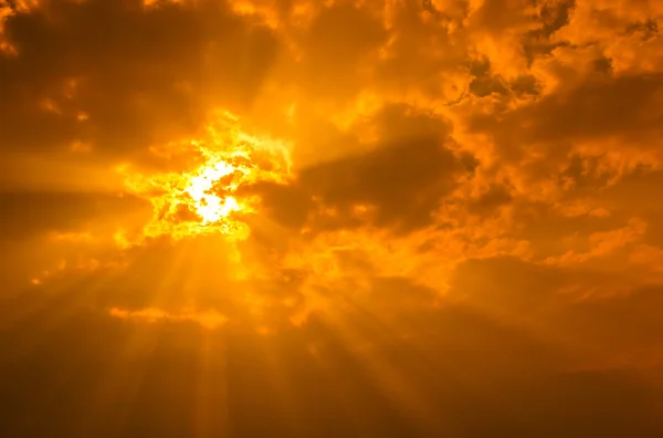 Lichtstrahlen, die durch dunkle Wolken scheinen — Stockfoto