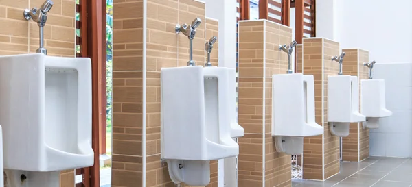 Urinais em banheiros públicos — Fotografia de Stock