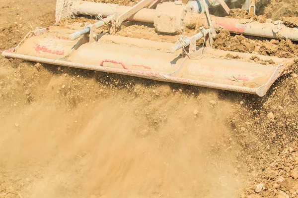 Traktor ekék, a mező a shoveling — Stock Fotó