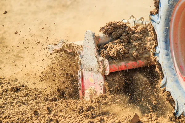 Traktor plogar en fältet skotta — Stockfoto