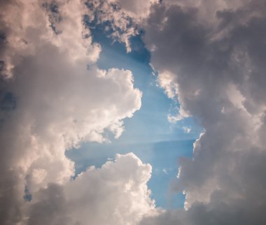 karanlık Bulutların arasından parlayan ışık ışınları