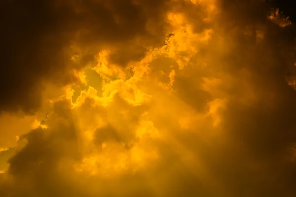 Raios de luz brilhando através de nuvens escuras — Fotografia de Stock