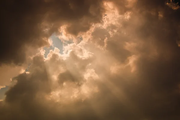 Stralen van licht schijnt door donkere wolken — Stockfoto