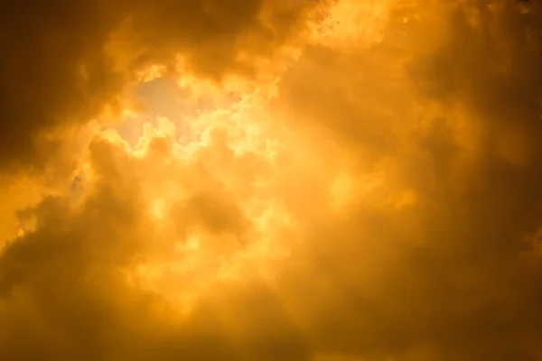 Rayons de lumière brille à travers les nuages sombres — Photo