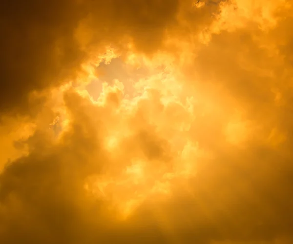 Rayons de lumière brille à travers les nuages sombres — Photo