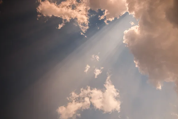 Rayons de lumière brille à travers les nuages sombres — Photo