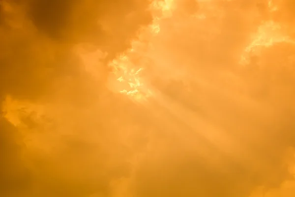 Paprsky světla svítí skrz tmavé mraky — Stock fotografie