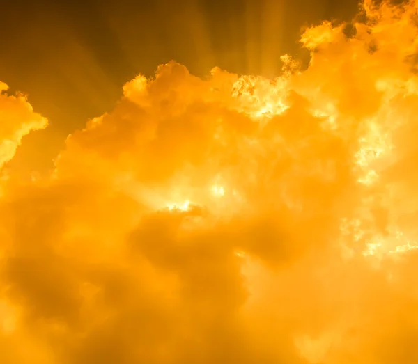 Lichtstrahlen, die durch dunkle Wolken scheinen — Stockfoto