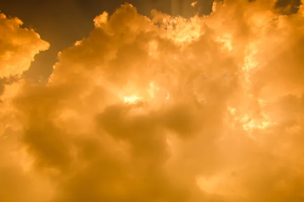Raios de luz brilhando através de nuvens escuras — Fotografia de Stock