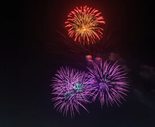 Gyönyörű színes nyaralás tűzijáték — Stock Fotó