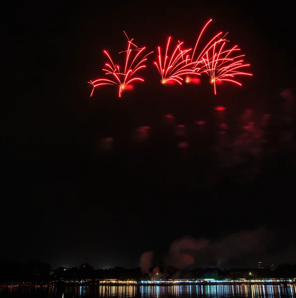 Hermosos fuegos artificiales de vacaciones coloridos —  Fotos de Stock