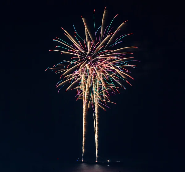 Hermosos fuegos artificiales de vacaciones coloridos —  Fotos de Stock