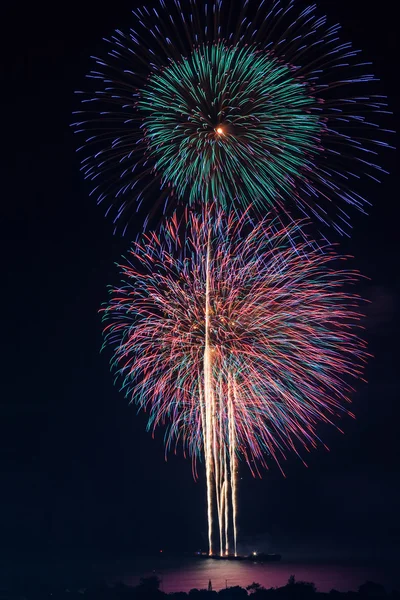 Hermosos fuegos artificiales de vacaciones coloridos —  Fotos de Stock