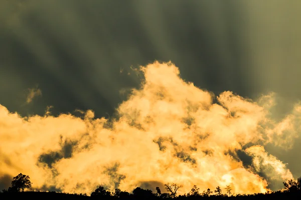 Rayons de lumière brille à travers les nuages sombres — Photo