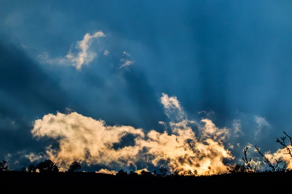 Sötét felhők átszűrődő fénysugarak — Stock Fotó