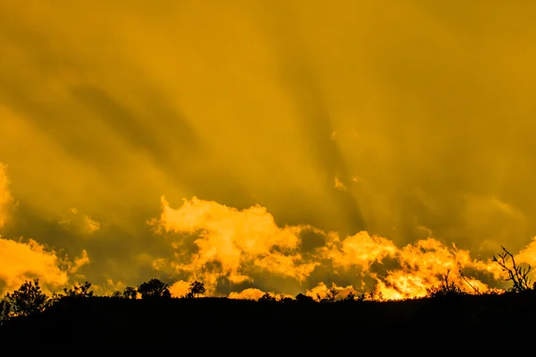 Sötét felhők átszűrődő fénysugarak — Stock Fotó