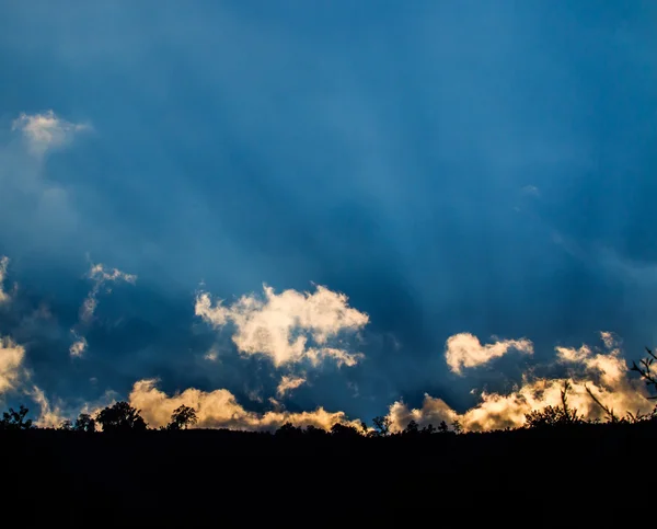 Rayons de lumière brille à travers les nuages sombres — Photo