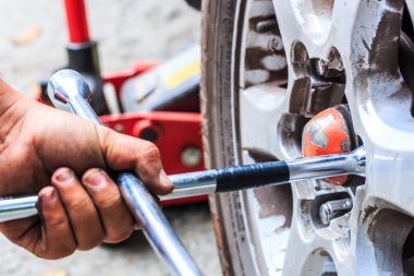 Teknisyen değişen tekerlek