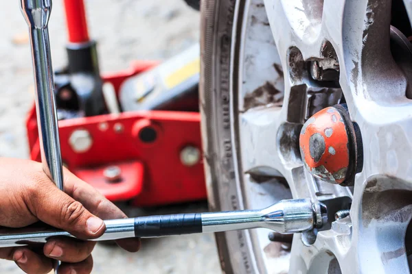 Técnico cambiando de rueda — Foto de Stock