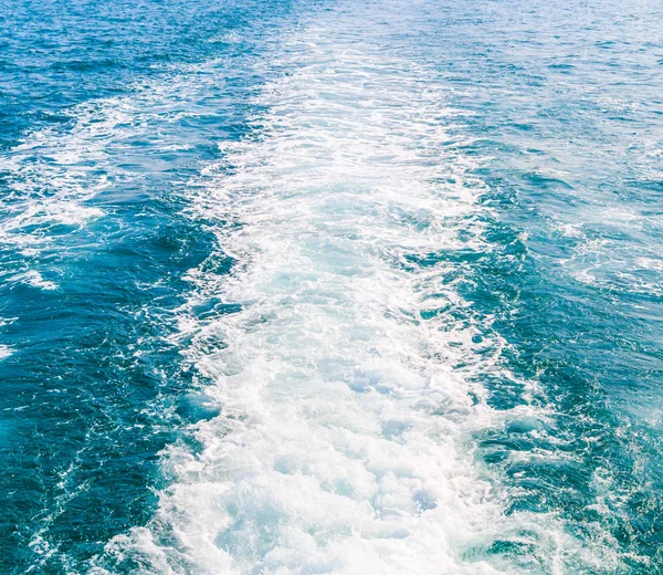 Wave caused by cruise ship — Stock Photo, Image