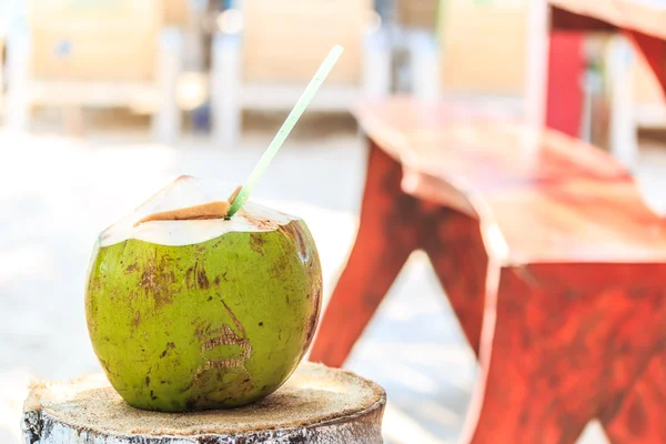 Kokosnoot water drinken — Stockfoto