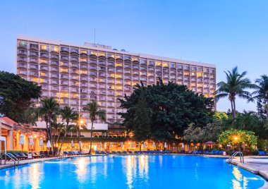 Geceleri yüzme havuzu