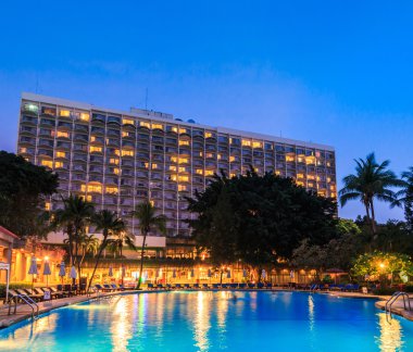 Geceleri yüzme havuzu