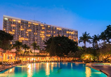 Geceleri yüzme havuzu