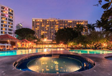 Geceleri yüzme havuzu