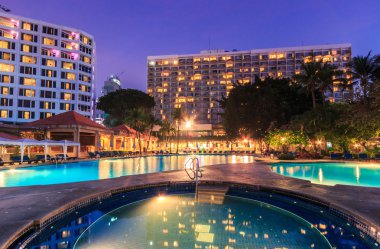 Geceleri yüzme havuzu