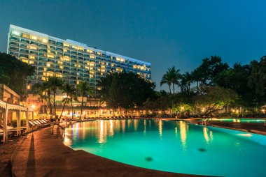 Geceleri yüzme havuzu