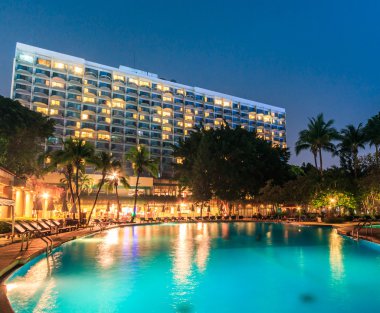 Geceleri yüzme havuzu