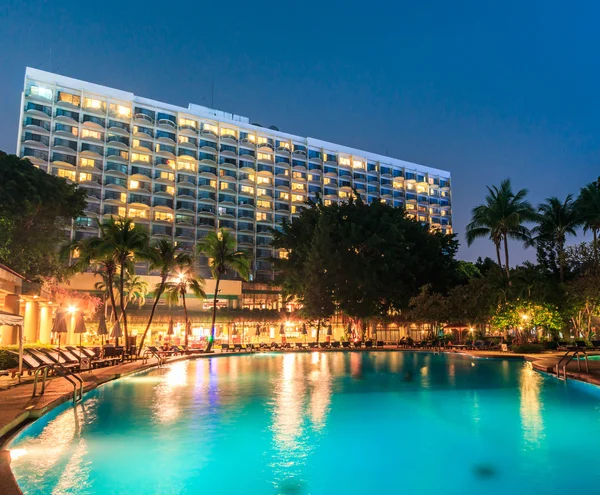 Geceleri yüzme havuzu