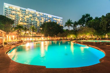 Geceleri yüzme havuzu