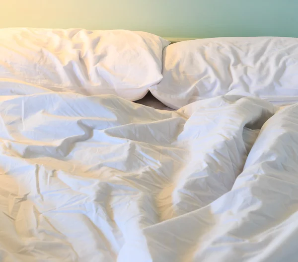 Unordentliches und ungemachtes Bett — Stockfoto