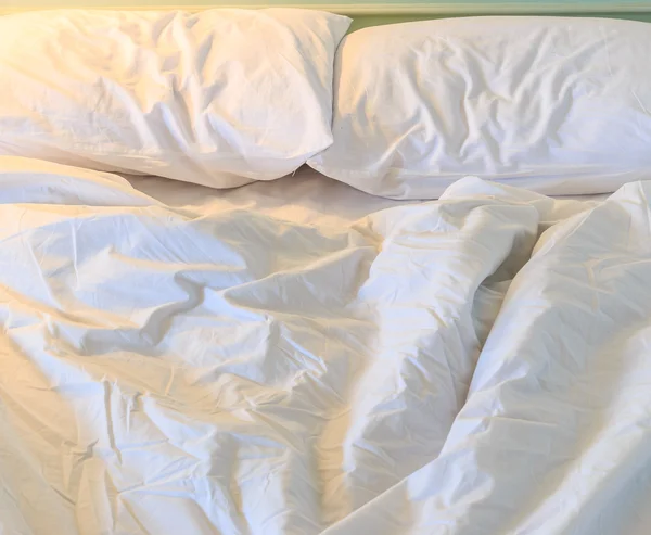 Rörigt och obäddade säng — Stockfoto