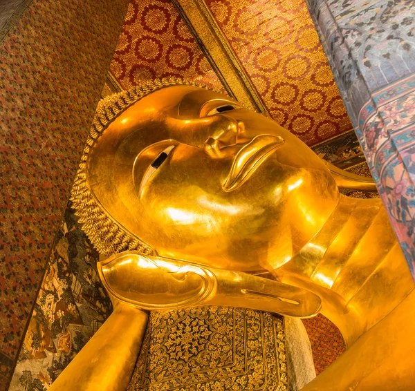 Statua reclinabile Buddha in oro — Foto Stock