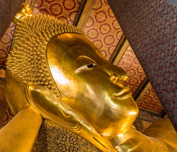 Liggande buddha guld statyn — Stockfoto