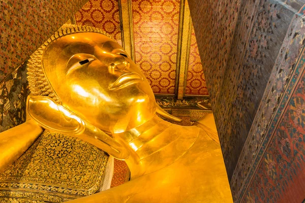 Liegende Buddha-Goldstatue — Stockfoto