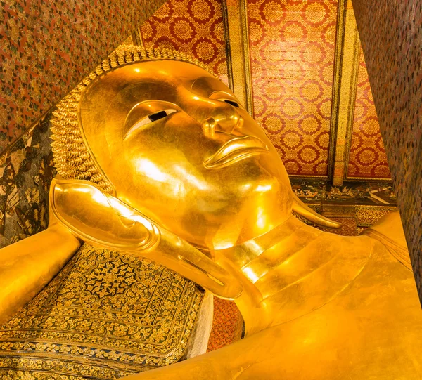 Reclining Buddha gold statue — Stock Photo, Image