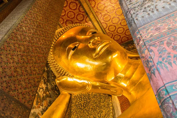 Liggande buddha guld statyn — Stockfoto