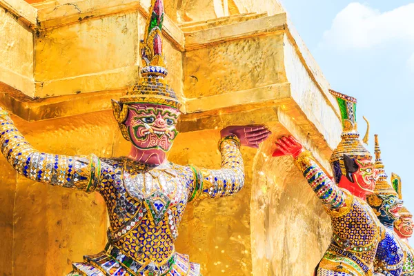 Estátua de guerreiro em Wat Phra Kaeo — Fotografia de Stock