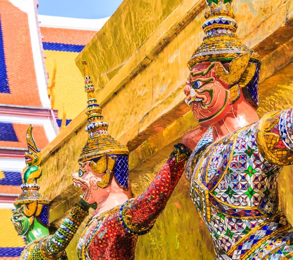 Estátua de guerreiro em Wat Phra Kaeo — Fotografia de Stock