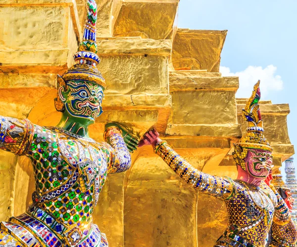 Estátua de guerreiro em Wat Phra Kaeo — Fotografia de Stock