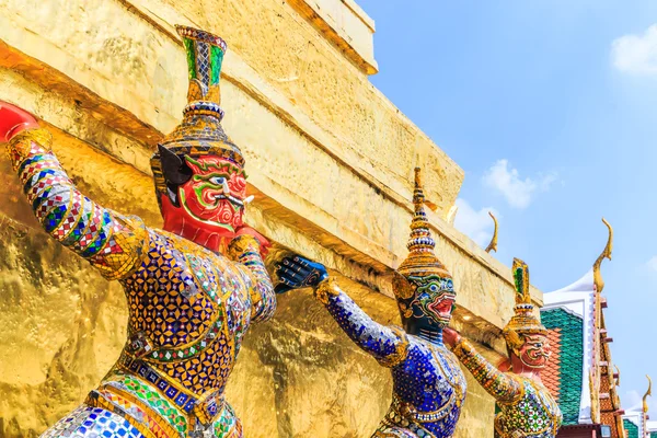 Estátua de guerreiro em Wat Phra Kaeo — Fotografia de Stock