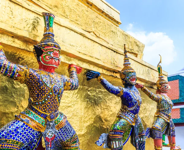 Estátua de guerreiro em Wat Phra Kaeo — Fotografia de Stock