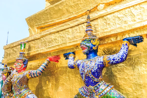 Estátua de guerreiro em Wat Phra Kaeo — Fotografia de Stock