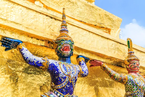 Warrior standbeeld in Wat Phra Kaeo — Stockfoto