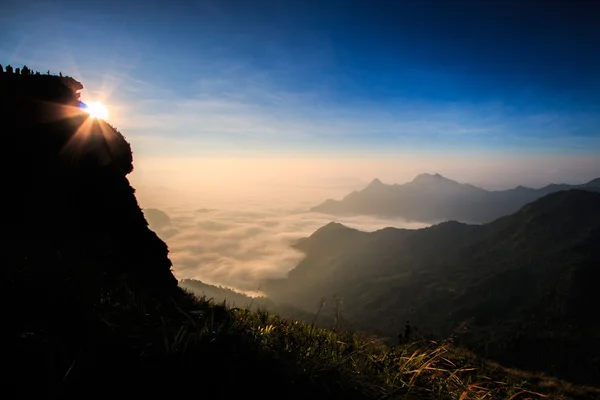 Sonnenaufgang bei phu chi fa — Stockfoto