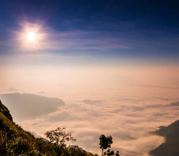 Sonnenaufgang bei phu chi fa — Stockfoto